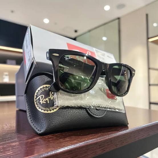 Black Ray-Ban Wayfarer sunglasses with green G-15 lenses and leather case
